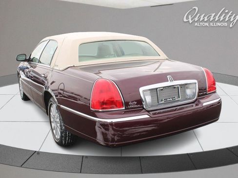 Used 2006 Lincoln Town Car Signature image 6