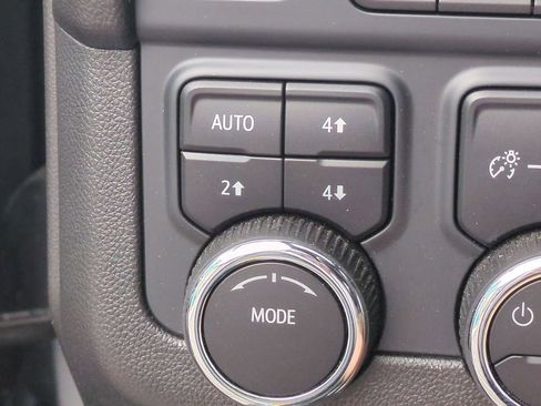 Used 2025 Chevrolet Suburban Z71 image 30