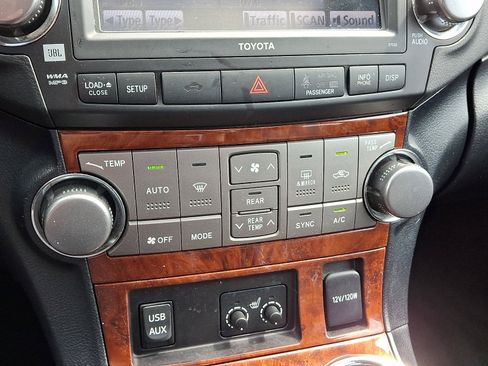 Used 2012 Toyota Highlander Limited w/ Tow Pkg AWD/4WD image 16