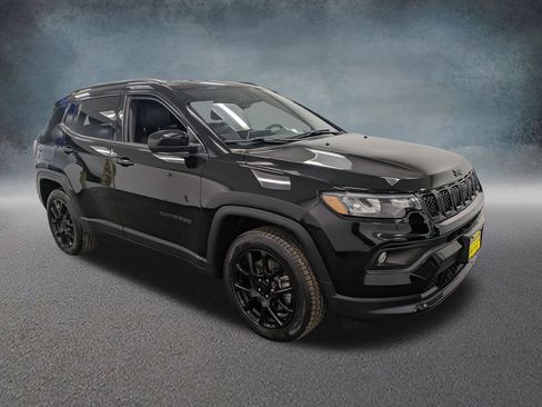Used 2023 Jeep Compass Latitude AWD/4WD image 3