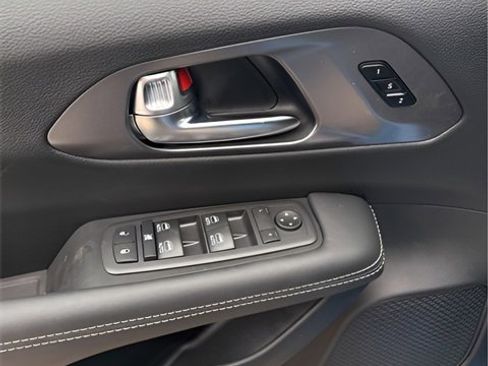 New 2026 Chrysler Pacifica Select image 12