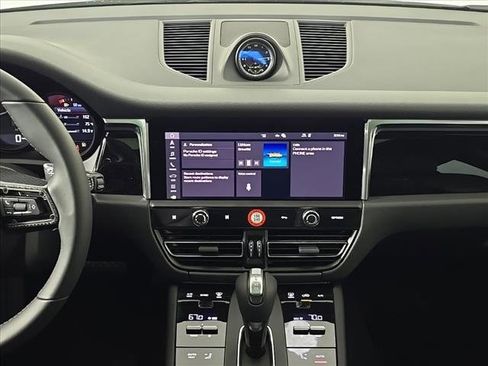 Certified 2025 Porsche Macan image 19