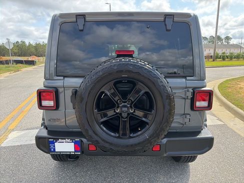 Used 2022 Jeep Wrangler Unlimited Sahara AWD/4WD image 6