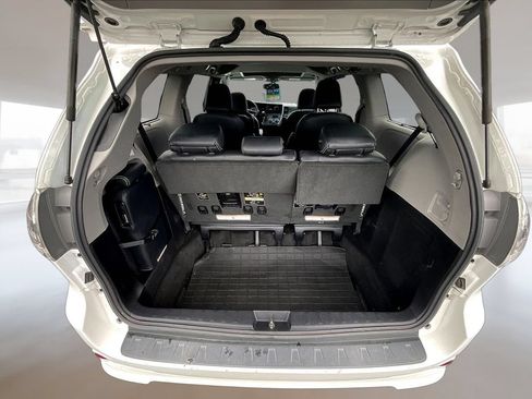 Used 2016 Toyota Sienna SE FWD image 25