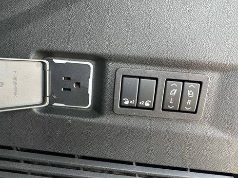 Used 2024 GMC Yukon Denali Ultimate AWD/4WD image 15