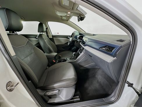 Used 2024 Volkswagen Taos SE image 29