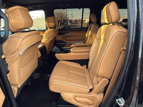 Used 2023 Jeep Grand Wagoneer Series III image 15