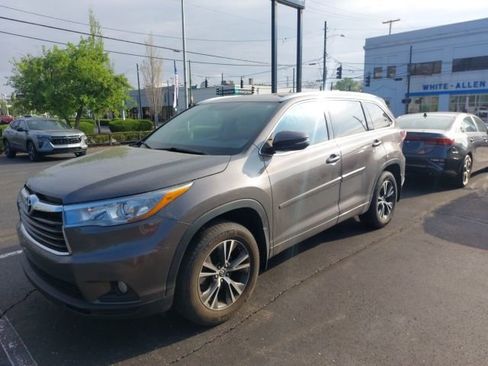 Used 2016 Toyota Highlander XLE image 4