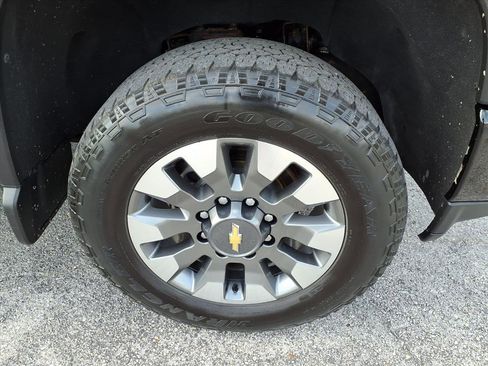 Used 2022 Chevrolet Silverado 2500 Custom w/ Custom Value Package image 9
