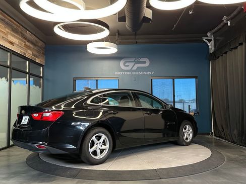 Used 2018 Chevrolet Malibu LS FWD image 3