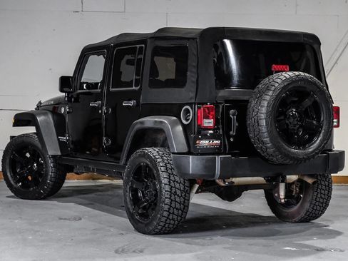 Used 2015 Jeep Wrangler Unlimited Rubicon w/ Connectivity Group AWD/4WD image 9
