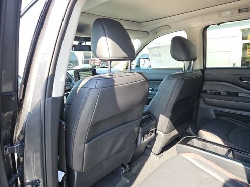 New 2025 Nissan Pathfinder Platinum image 19