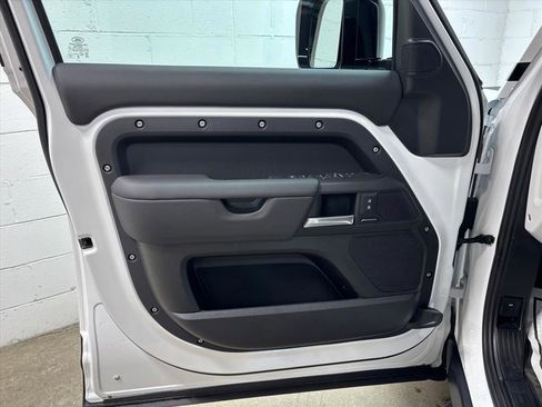 Used 2025 Land Rover Defender 110 S image 25