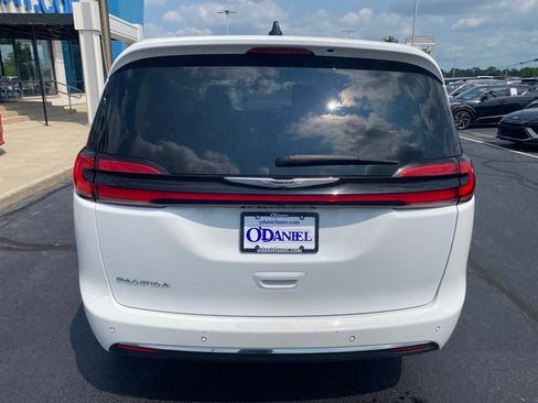 Used 2023 Chrysler Pacifica Touring-L FWD image 5