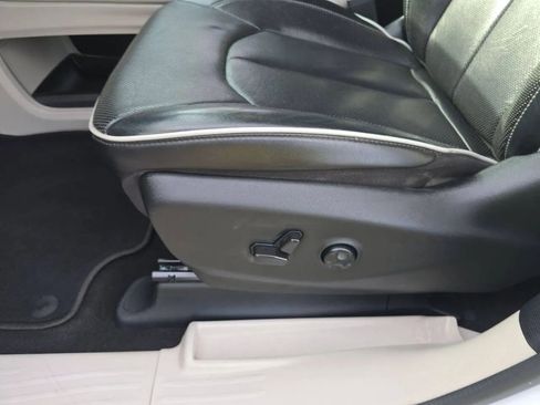 Used 2022 Chrysler Pacifica Limited FWD image 13