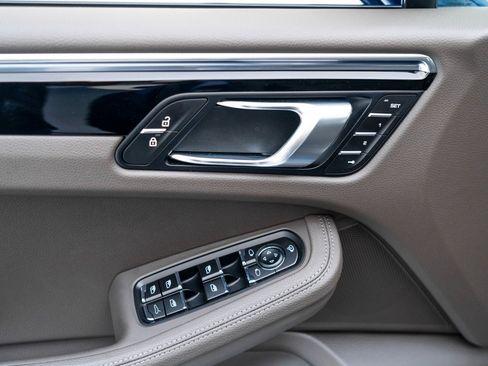 Used 2025 Porsche Macan image 22