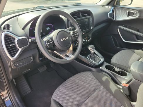 Used 2025 Kia Soul LX w/ LX Technology Package FWD image 13