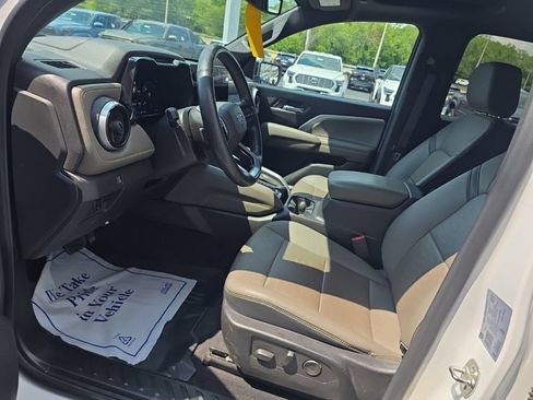 Used 2024 Chevrolet Colorado ZR2 w/ ZR2 Convenience Package III AWD/4WD image 16