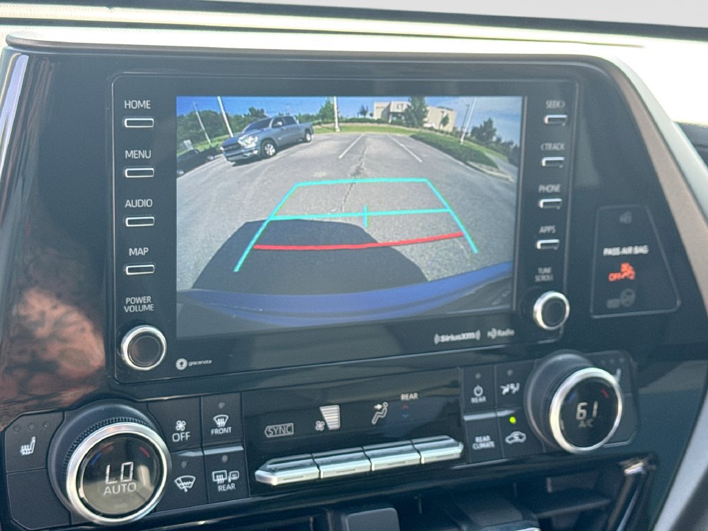 Used 2022 Toyota Highlander XLE AWD/4WD image 23