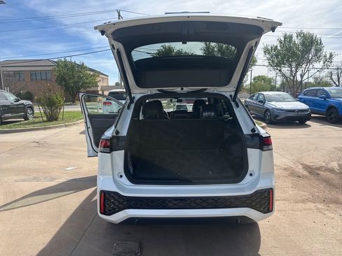 New 2026 Volkswagen Tiguan SE R-Line AWD/4WD image 16