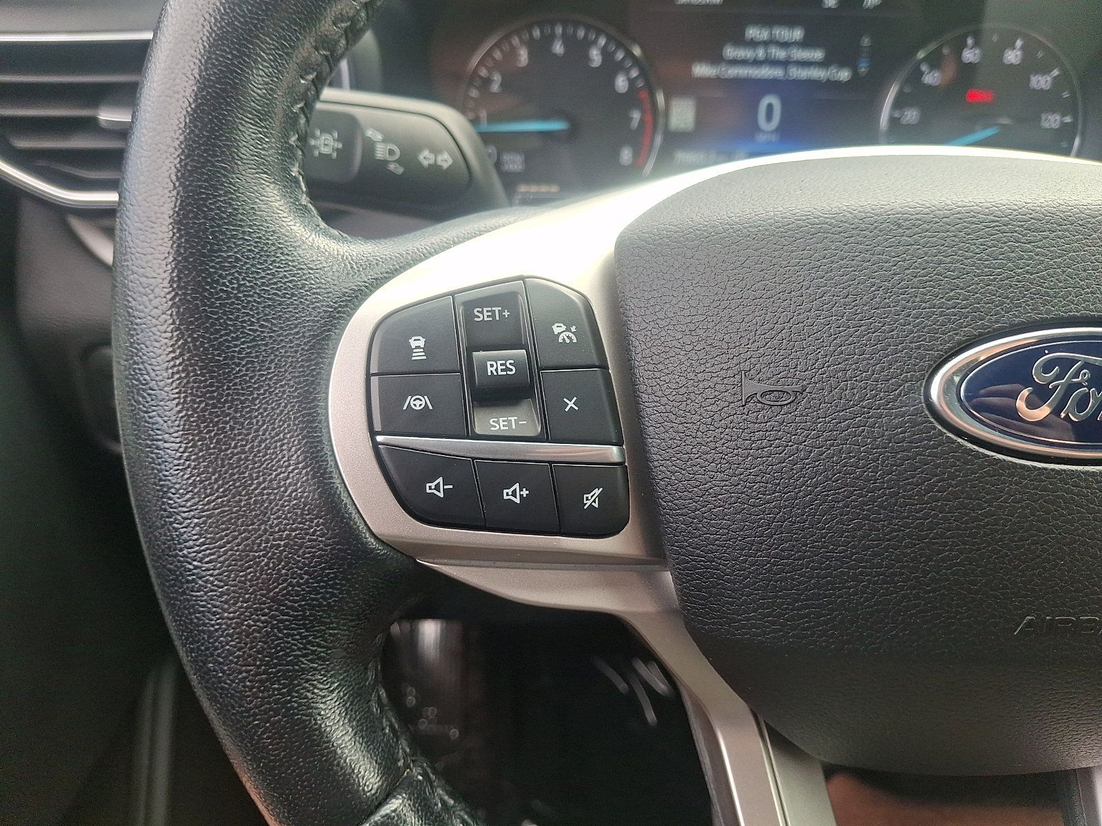 Used 2021 Ford Explorer XLT w/ Equipment Group 202A AWD/4WD image 22