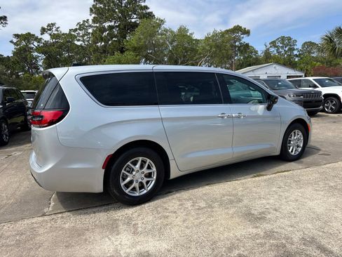 New 2026 Chrysler Pacifica Select FWD image 3