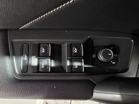 Used 2022 Volkswagen Tiguan SE R-Line image 18