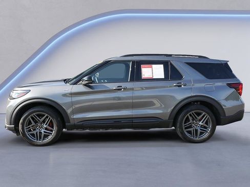 Used 2025 Ford Explorer ST-Line w/ ST-Line Street Pack AWD/4WD image 3