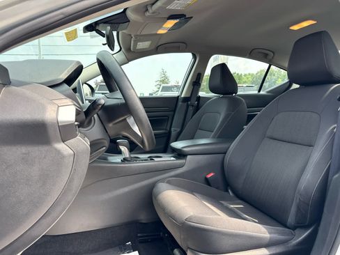 Used 2025 Nissan Altima 2.5 SV FWD image 11