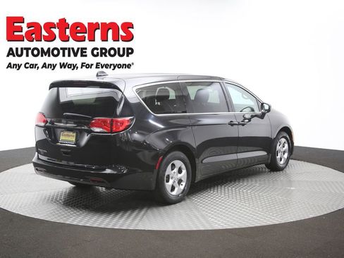 Used 2017 Chrysler Pacifica LX w/ Tire & Wheel Group FWD image 39