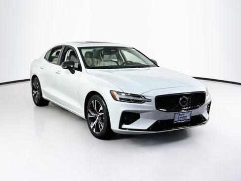 Used 2023 Volvo S60 B5 Core FWD image 3