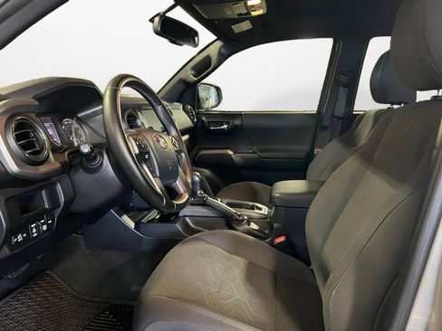 Used 2017 Toyota Tacoma TRD Sport image 11