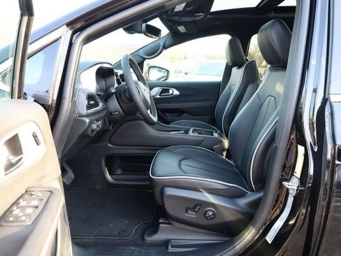 New 2026 Chrysler Pacifica Limited image 8