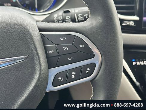 Used 2023 Chrysler Pacifica Touring-L FWD image 21