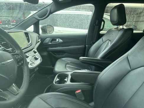 Used 2024 Chrysler Pacifica Select image 6