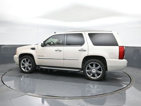 Used 2013 Cadillac Escalade Luxury image 3