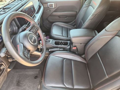 Used 2024 Jeep Gladiator Rubicon AWD/4WD image 14