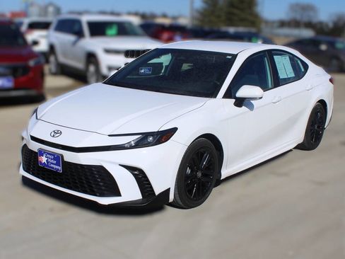 Used 2025 Toyota Camry SE image 1