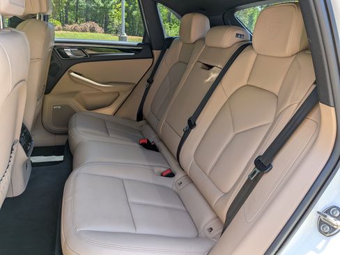 Certified 2025 Porsche Macan AWD/4WD image 25
