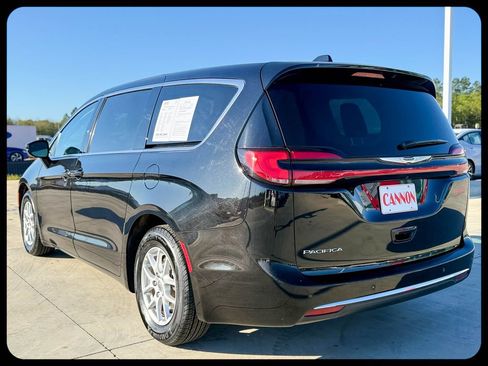 Used 2024 Chrysler Pacifica Touring-L FWD image 6