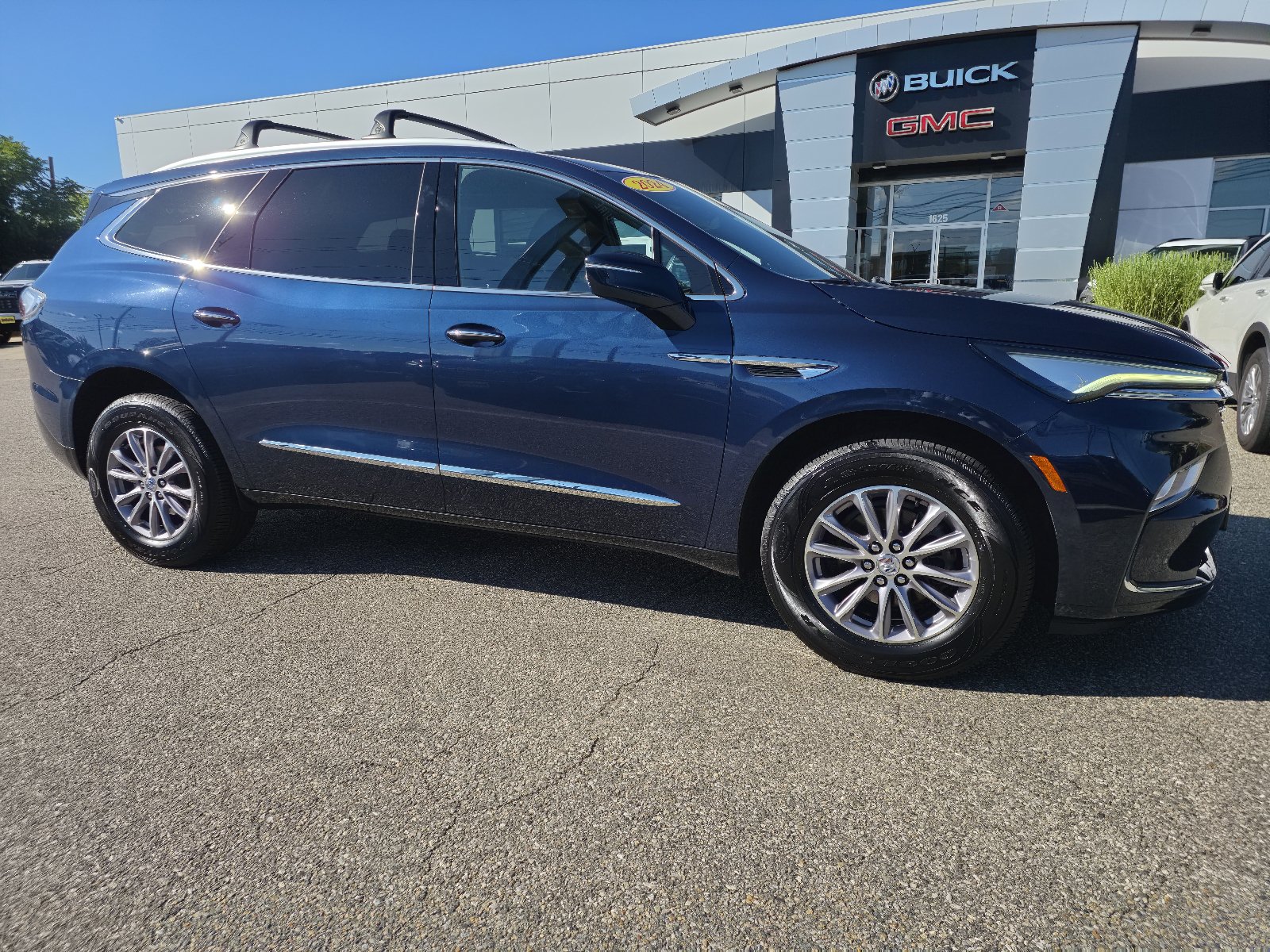 Certified 2024 Buick Enclave Essence AWD/4WD image 1