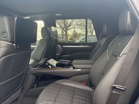 Used 2025 Cadillac Escalade Sport Platinum image 4