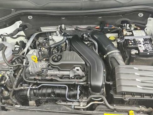 Used 2025 Volkswagen Taos SE image 32