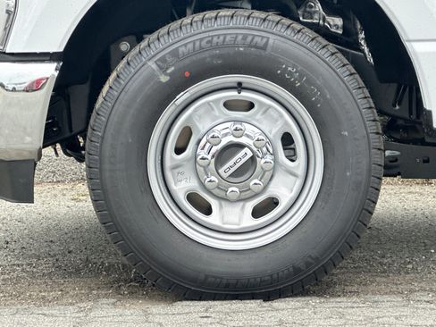 New 2026 Ford F250 XL w/ XL Chrome Package image 28