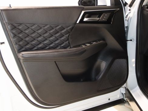 Used 2024 Mitsubishi Outlander 4WD Plug-In Hybrid image 36