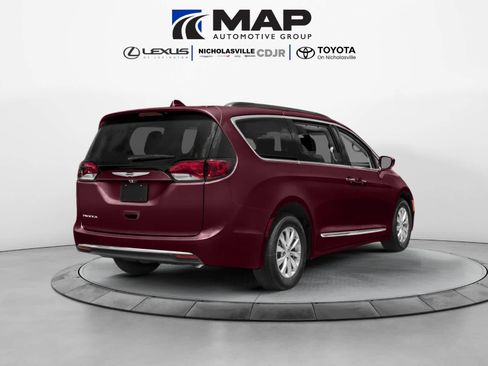 Used 2017 Chrysler Pacifica Touring-L FWD image 2