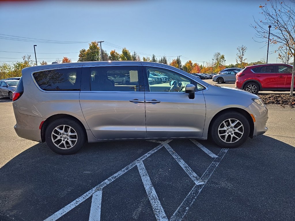 Used 2017 Chrysler Pacifica LX FWD image 2
