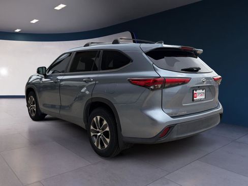 Used 2023 Toyota Highlander XLE image 3