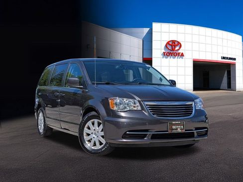 Used 2015 Chrysler Town & Country LX FWD image 3