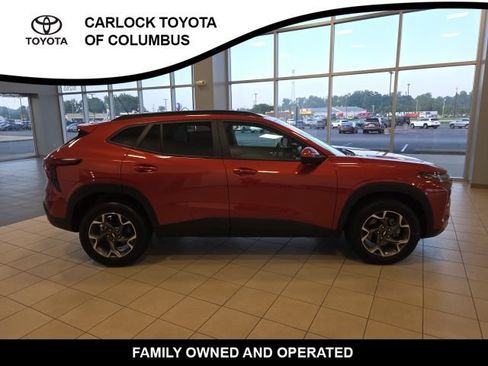 Used 2024 Chevrolet Trax LT w/ LT Convenience Package FWD image 6
